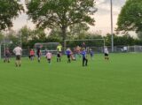 Laatste training S.K.N.W.K. JO9-1 van seizoen 2022-2023 (partijtje tegen de ouders) (116/178)